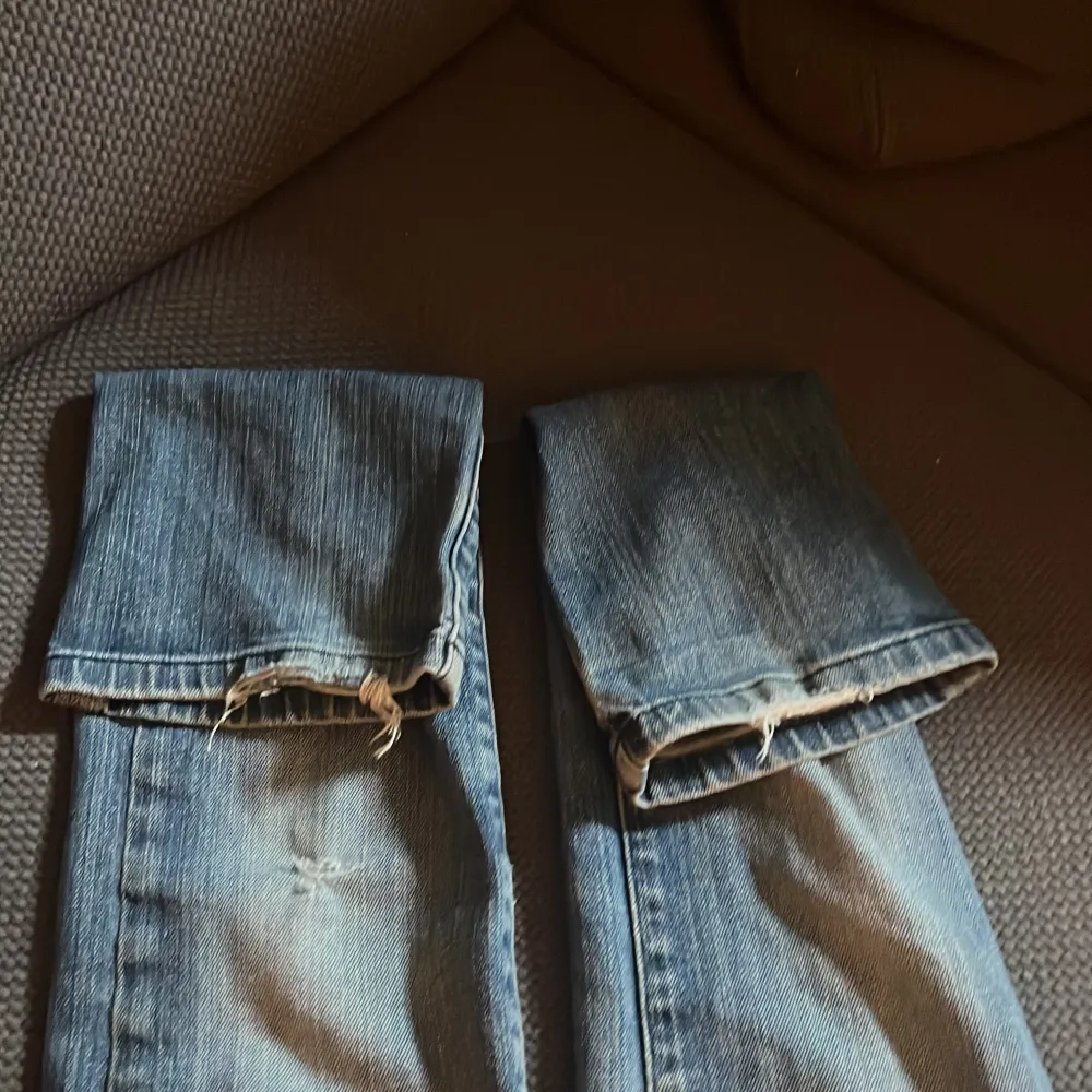 Lågmidjade jeans från Massimo dutti👍 den är lite trasig där nere men är fortfarande i bra skick. Är ganska andvänd💕 Köpt för 500kr och vill ha sälja för runt 200, priset kan diskuteras😽. Jeans & Byxor.