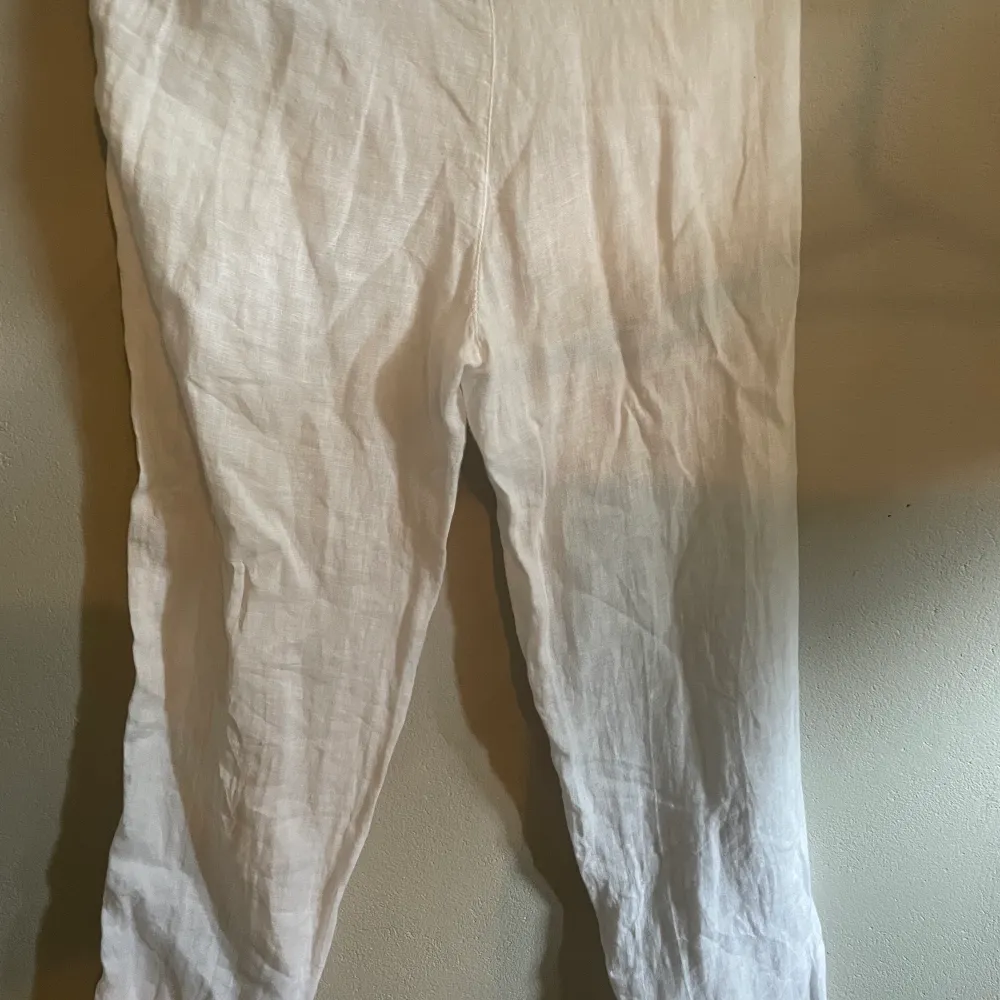 Dessa Chelsea linne byxor har jag bara använt en gång, dom är äkta. Jag köpte dom för 550kr på zalando men säljer dom för 700kr. Dom är vita och väldigt genomskinliga.. Jeans & Byxor.