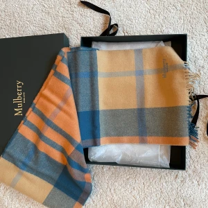 Oanvänd Mulberry Halsduk - Mjuk och fin Mulberry Halsduk i 100% lammull.  Aldrig använd, kommer med box, så perfekt present!