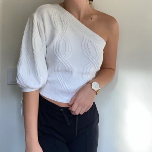 Topp från NA-KD strl S - Finns kvar ❣️ Supergullig topp från NA-KD i storlek S. Endast använd en julafton. Väldigt fin och skön. Kommer inte till användning hos mig mer😊