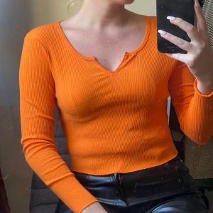 Orange långärmad tröja - Från Gina Tricot, är en M men jag som är S kan ha denna. Stretchig och skönt material