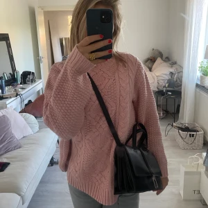 Rosa mysig tröja💘 - Jättemysig rosa tröja, perfekt till hösten💓 aldrig använd🤍