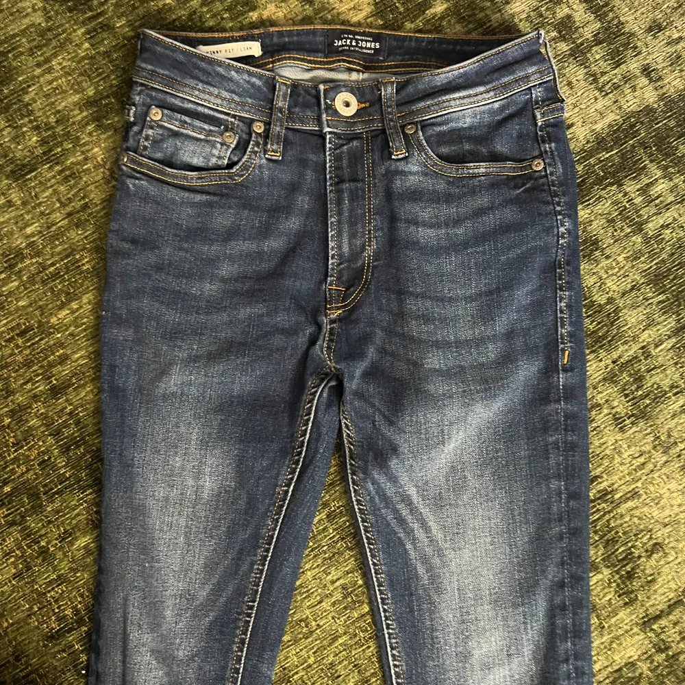 En oanvänd jeans byxor från Jack&Jones. Den passar perfekt på kroppen och är i storlek Eu size: 27/32 . Jeans & Byxor.