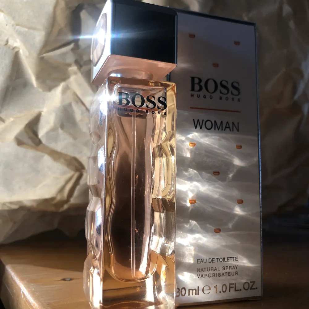 Oanvänd Hugo Boss Woman parfym, med somrig, fruktig, fräsch och lätt doft!✨🌸 Den är en bra balans mellan vardagsparfym såväl som vid speciella tillfällen. (Originalpris: 520:-)  📫📦 Fraktkostnad tillkommer! . Övrigt.