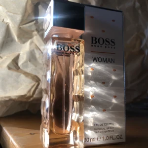 HUGO BOSS Woman Parfym  - Oanvänd Hugo Boss Woman parfym, med somrig, fruktig, fräsch och lätt doft!✨🌸 Den är en bra balans mellan vardagsparfym såväl som vid speciella tillfällen. (Originalpris: 520:-)  📫📦 Fraktkostnad tillkommer! 