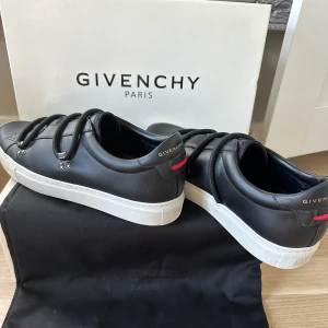 Givenchy sneakers - Säljer mina ascoola sneakers från gicenchy i modellen Urban hike då jag upptäckte att dom va förstora för mig. Använda 2 gånger utomhus o har annars bara stått i garderoben. Skickas med låda, dustbag och tillhörande kort (se bild) pris kan diskuteras