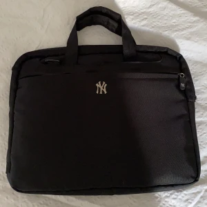 yankkes dataväska - intressekoll på min yankee dataväska som jag har haft för evigt. Den har många fack och har så man kan ha den som en axelväska. Den är blå innuti vilket jag bara tycker gör den coolare. Skriv vid mer frågor ( vet inte måtten men får plats med mycket) 