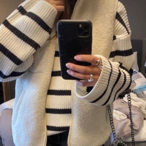 Lindex väst - Säljer en väst med ludd ifrån Lindex. Den e använd fåtal gånger och i bra skick. (bilderna är lånade men kan skicka egna vid intresse) ❤️‍🔥