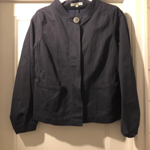 Overshirt/Jacka/kavaj från Dagmar aldrig använd - Säljer trendig overshirt/jacka/kavaj från Dagmar i storlek Small färg Navy. Aldrig använd. 