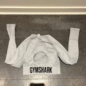 Gymshark strl s 🌟 - Superfin croppad tight träningströja från gymshark. Knappt använd! Storlek s, superfint skick. Klicka gärna på köp direkt. Så smidigt! ❤️