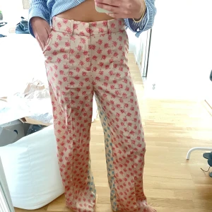 Satin byxa  - Satin byxa från zara med blommigt print! Byxorna har rosa rosor fram och blå rosor bak (se bild). Byxorna är i storlek S, men passar mig som är en M!   Köparen står för frakten! 