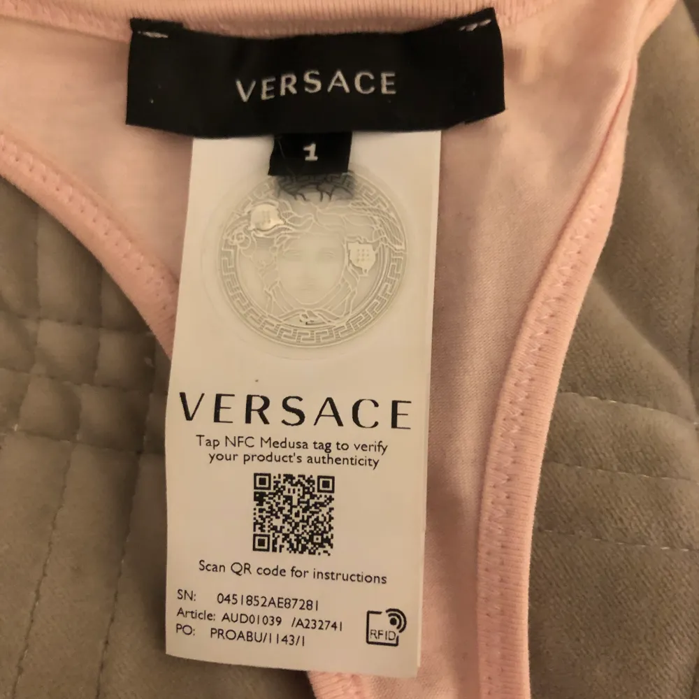 Versace bh använd fåtal gånger , frakt 45 kr . Övrigt.