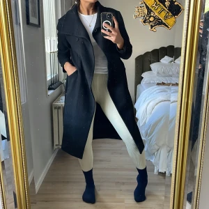 Kappa M - Säljer min älskade kappa från MQ i storlek M. Den har en jätte fin passform, kan användas både öppen och stängd samt även knäppa upp jacken högt i kragen.  Inga fläckar eller skador.   Ordinarie pris 1299, säljer för 300. 