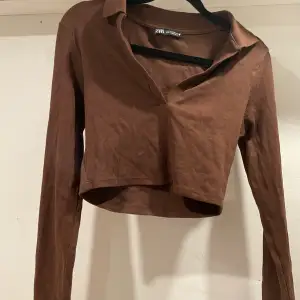 Croppad, långärmad brun tröja med snygg v-ringning från zara, aldrig använd!