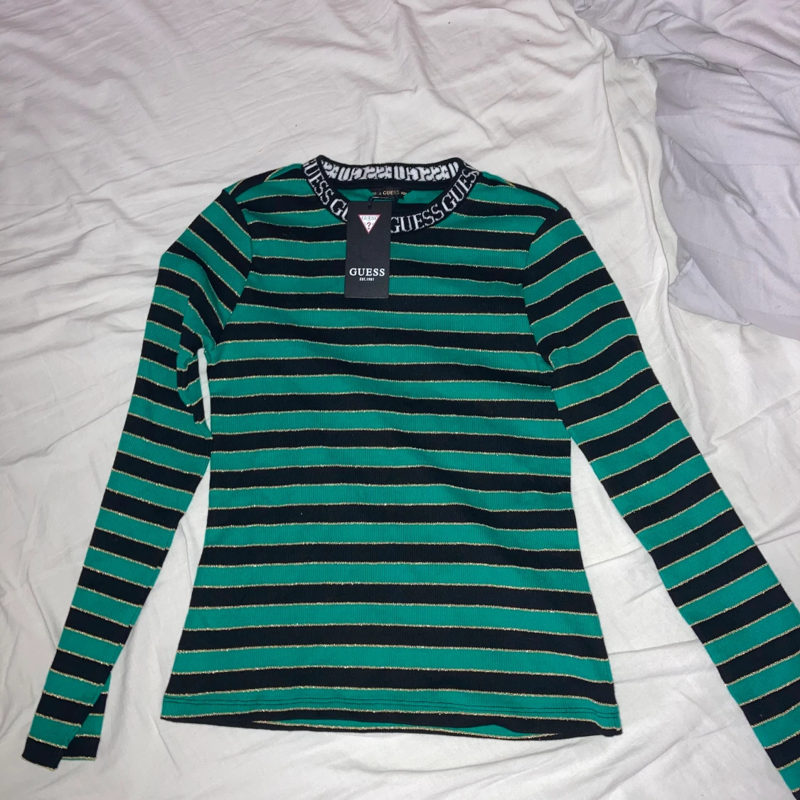 Guess randig tröja med gulddetaljer - 90