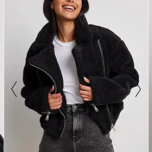 Teddyjacka - Säljer denna teddyjacka från Nakd i strl 38, passar bra på en 36 också! Använd ett par gånger bara. Köpt för 699