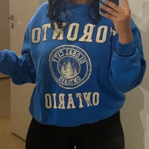 Sweatshirt  - Säljer denna blåa hoodien! Dm för frågor/intresse💜