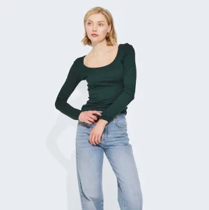 Långärmad topp  - En grön långärmad topp ifrån bikbok i storlek xs💗helt ny, säljer pga att den inte kommer till någon användning💗nypris 200kr men säljer för 105kr+frakt