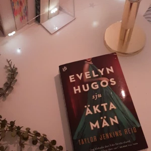 Everlyn Hugos sju äkta män - På svenska. Har läst ungefär en 1/5 del men har tröttnat på att läsa. ( så nästan oläst ) Välldigt omtalad på Tiktok