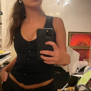 finaste kostym toppen - säljer finaste kostymtoppen pga flyttrensning🥲 (därav bakgrunden💪). Super fint skick! Först till kvarn❣️ KÖP EJ via ’KÖP NU’ FUNKTIONEN