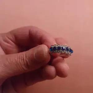 Vacker ring med vita och blå kristaller fördelat över ringen i stl 7 .hämtas i Skene alt skickas o fraktfritt o Swishbetalning tillämpas .