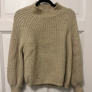 Stickad beige tröja - Snygg stickad beige tröja  Storlek s