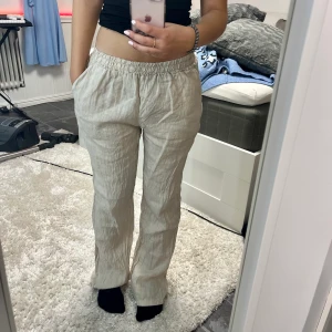 Linnebyxor, st s - Ett par linnebyxor från Chelsea i en beige färg som inte har kommit till andvändning så de är så gott som nya. 