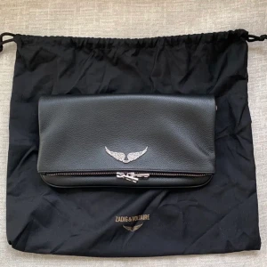 Zadig väska - Säljer en helt ny zadig väska då jag fick en ny. Aldrig använd! Dustbag ingår!❤️❤️