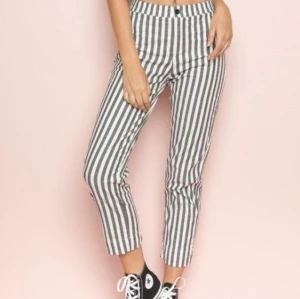 Brandy Melville kostymbyxor  - Snygga randiga kostymbyxor från brandy Melville  One size men skulle säga 36/38