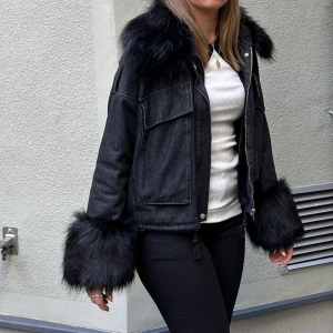 Jeansjacka med päls - Slutsåld oversized jeansjacka med päls på krage och arm från Boohoo. Plagget är aldrig använt och har prislappen kvar. Då det endast hängt i min garderob förtjänar den en bättre plats! Frakt är ej inkluderad i pris. Köpt för 1,087kr.