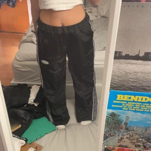 svarta regnbyxor?:) - hittade i garderoben och vet tyvärr inte dess märke. byxorna i sig är i jättefint skick och jag har inget minne av att jag använt dom. perfekta gorpcore byxor. skriv privat för mått eller fler bilder!:)