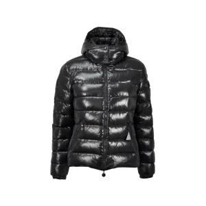 Moncler bady höst/vinterjacka - Hej! Säljer min super fina moncler bady jacka i storlek 1 den är i nyskick och helt utan defekter eller slitage hör av dig vid intresse endast serilsa köpare😊OBS.hör av dig innan du köper något