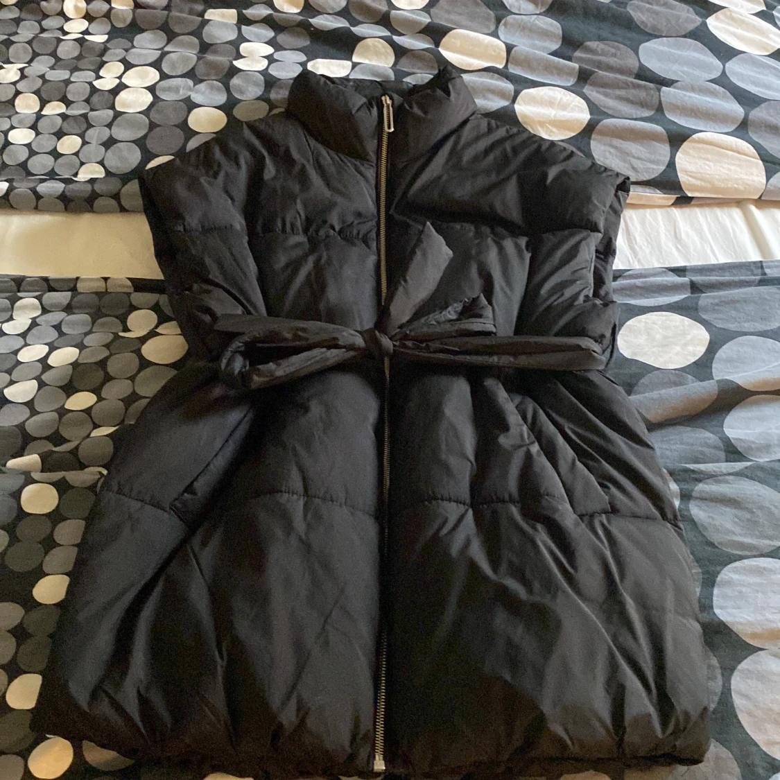 Svart väst med skärp