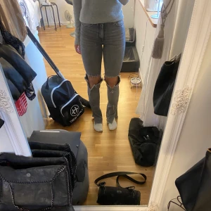 Jeans - Säljer mina snygg gråa jeans från zara. Säljer pågrund av att jag inte använder dom längre och är inte riktigt min still längre. Har använt ett par gånger och dom sitter verkligen jätte bra på en. Jag är 165 cm lång och köparen betalar för frakten 💓