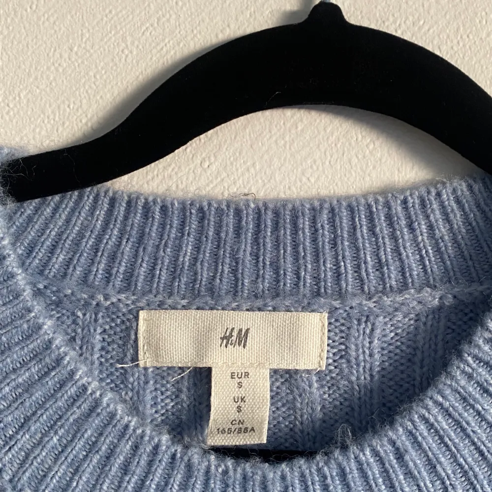 Säljer nu denna supermysigt stickade tröjan! Den är i väldigt bra skick utan defekter, noppor eller liknande. 💕 KÖPAREN STÅR FÖR FRAKTEN! 💕. Stickat.