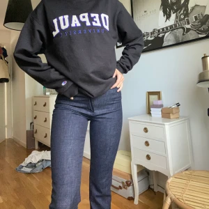 Zara jeans - Högmidjade blåa jeans från Zara! Full lenght (jag är 1,75 cm och de är för långa för mig.). Nästan aldrig använda så de är i nyskick💕