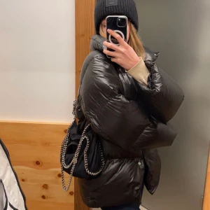 Arket jacka  - Säljer denna skor snygga glansiga dum jackan från arket. Köpt förra året använt ett fåtal gånger ❤️