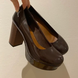 Klackar - Sååå fina klackskor som jag köpte på Sellpy, men som tyvärr är för stora😩😩 Lite repiga men inget jag skulle tänka på när man använder dom. De är i strlk 36 men skulle säga att de passar 37 mer! Möts upp eller så står köparen för frakten