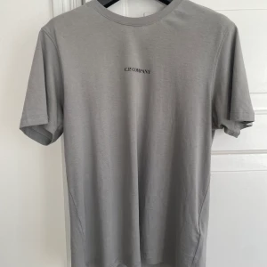 Grå CP Company Relaxed Fit Logo Tee (S) - Sparsamt använd. Stl S. Nypris: 999kr