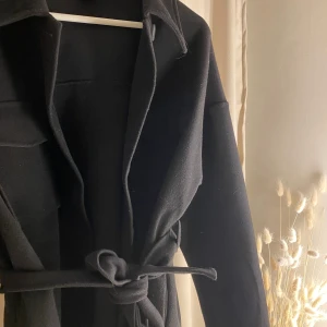 Kappa - Säljer denna kappa från Gina Tricot som inte används längre. Skriv om frågor och intresse.❤️skriv inte om ni vill köpa för mindre än vad jag lagt ut för för kommer inte sälja billigare tyvärr❤️BUD:350kr, eller köp direkt för 400kr. Nypris 599kr