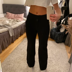 Kostymboxor - Svarta sköna kostymbyxor i ett lite mjukare material. Perfekt passform för mig som är 167. 200 kr + frakt
