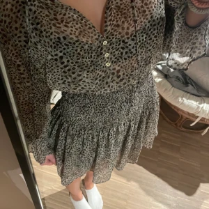 Zara klänning - Jätte härlig och fin zara klänning som är mönstrig❤️