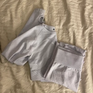 ljus blå/lila Träningströja  - Jättefint sett som jag inte använder så ofta, säljer pga rensar garderoben, ganska nyinköpt 