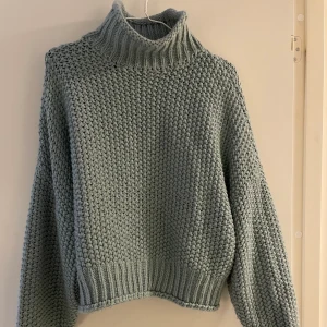 Stickad polo - Skönaste polon säljes då den tyvärr inte kommer till användning, använd 1 gång. Superhäftigt färg som gör en hel outfit :)  Passar S-M beroende på passform!