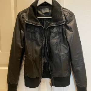 Snygg läderjacka! - Riktigt snygg läderjacka i perfekt skick! Storlek S-M. Perfekt för lite kyligare perioder! Står ej för frakt eller postens slarv ✌🏽