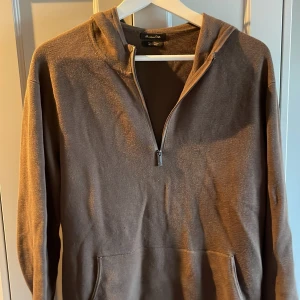 Half zip med luva - Half zip med luva från massimo dutti, väldigt ovanlig modell. Skick 8/10 Ord pris: 1099kr