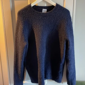 blå stickad tröja - Blå stickad tröja från Zara.  Skick: 8/10 Ord pris: 800