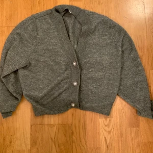 Grå kofta - Storlek XL men är som en s