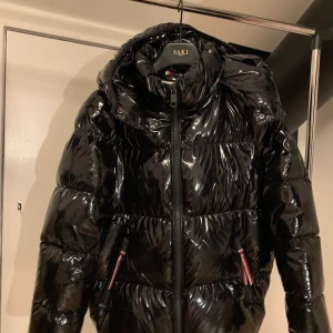 Tommy hilfiger jacka  - Tommy hilfiger jacka i 9/10 skick. Skulle säga att den passar typ 14-16y. Köpt för 3400 och säljer för 499kr. 