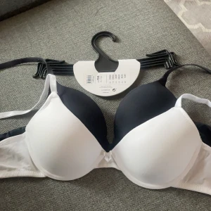 Oanvända Bh:ar - Säljer två helt oanvänd (bara testat den vita 1 gång) då dom är så små för mig:( Lappen finns kvar. Köpta för 250 säljer båda för 100, köparen står för frakt💕